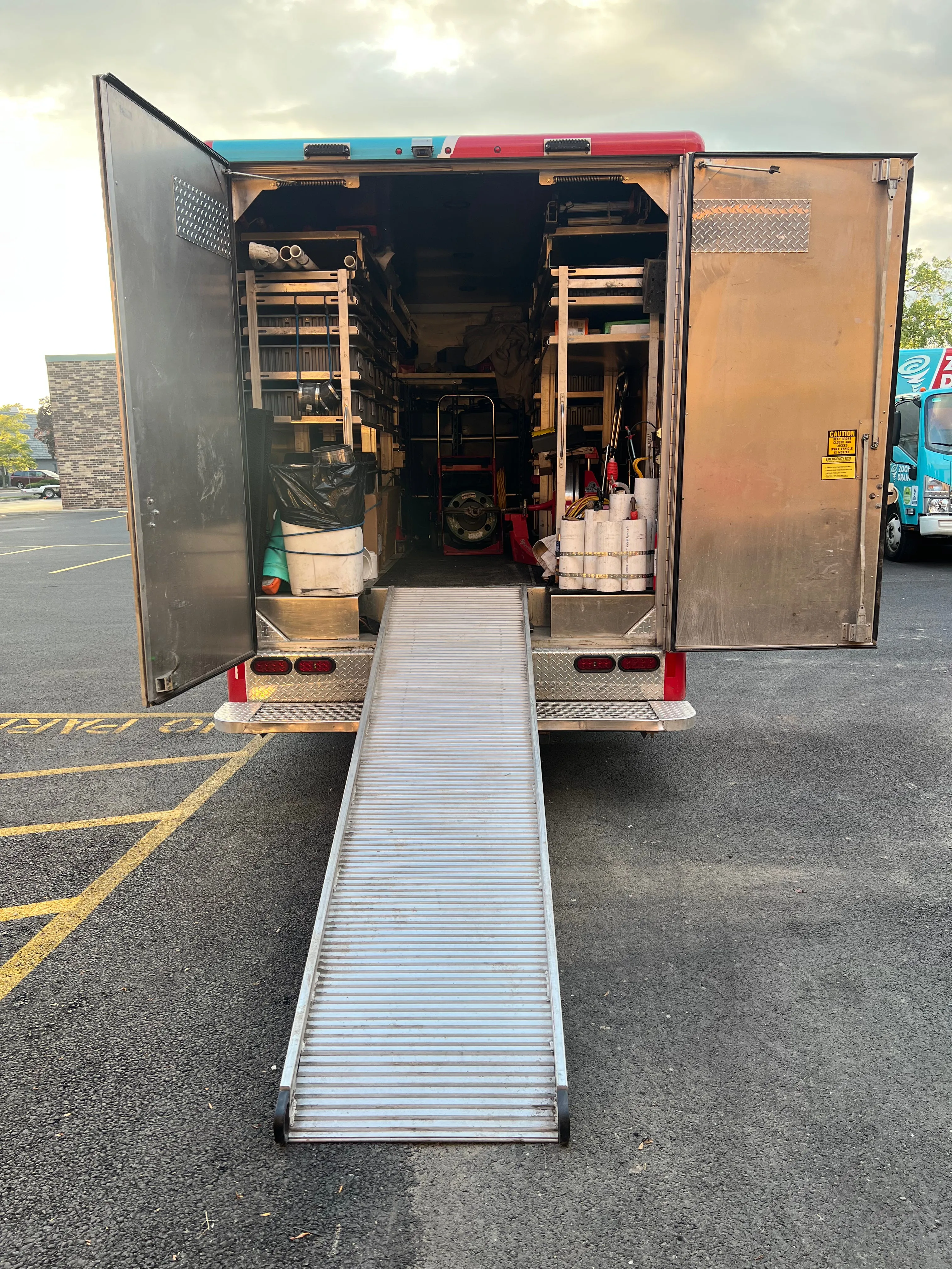 2019 ISUZU TRUCK WITH HACKNEY BODY AND SPARTAN URBAN SOLDIER JETTER