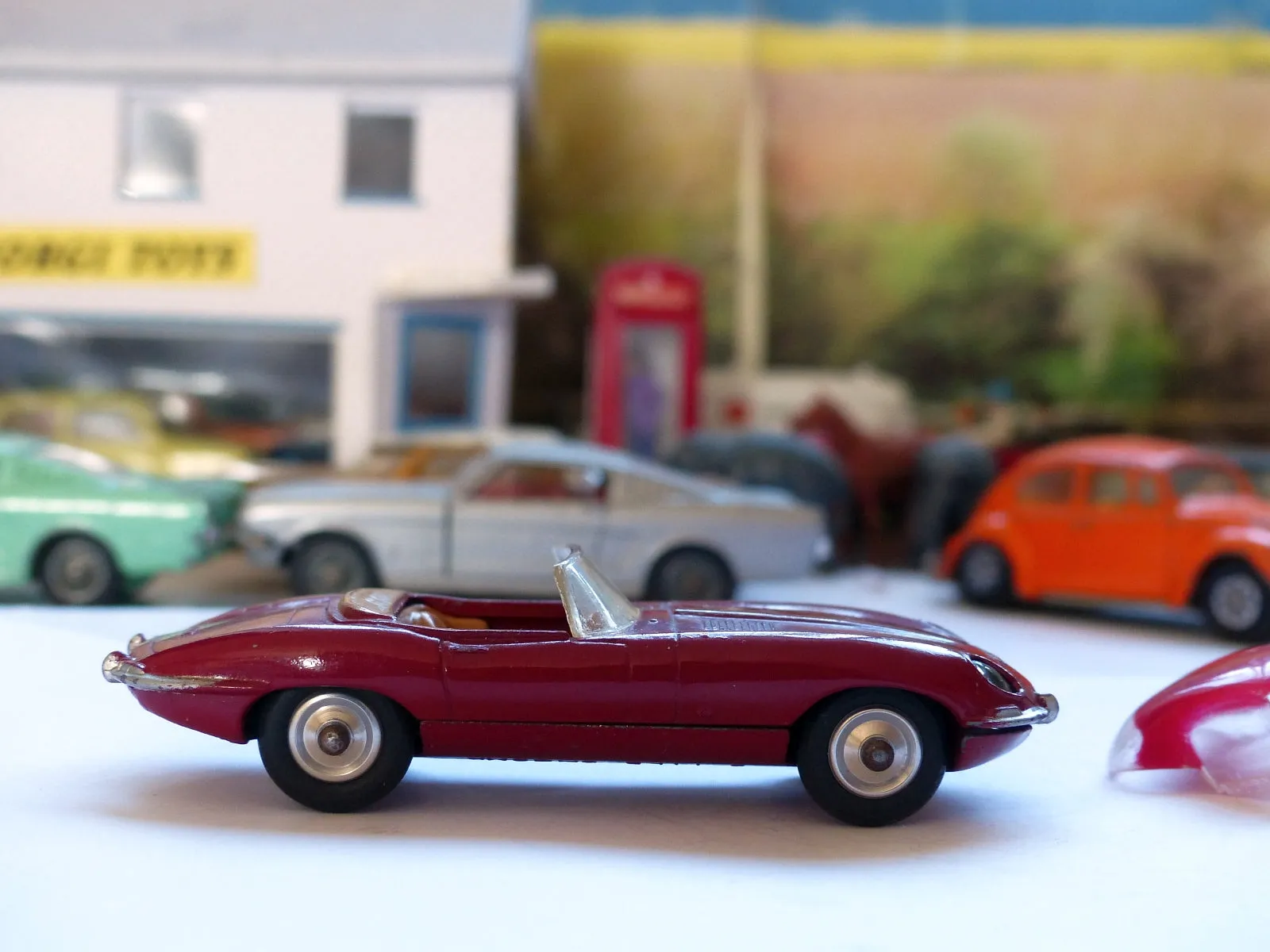 307 Jaguar E type in plum red (1)